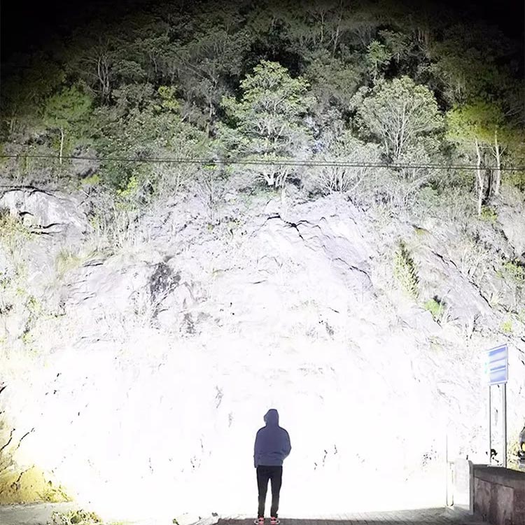 ⏳Time-Limited Special⏰Super Strong Light Zoomable Flashlight